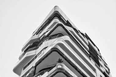 Milan, İtalya 08.03.2020: Milano 'nun Citylife semtindeki yeni ve modern Hadid konut kompleksi Zaha Hadid mimarı Tre Torri' nin yanında tasarlandı.