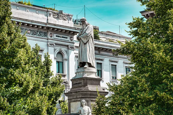 意大利米兰8月8日2020 莱昂纳多斯卡拉斯卡拉广场 Piazza Della Scala 的纪念碑 位于拉卡拉斯卡拉广场前的卡拉广场 是米兰世界著名的歌剧院 — 图库照片