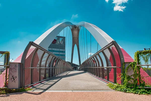 ミラノ イタリア 2020 ヴァレ広場とミラノのポルテッロ公園を結ぶ現代のサイクルと歩道橋 — ストック写真