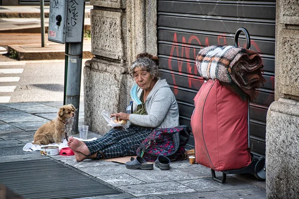 ミラノ イタリア08 2020 ミラノの路上でホームレスの人々 — ストック写真