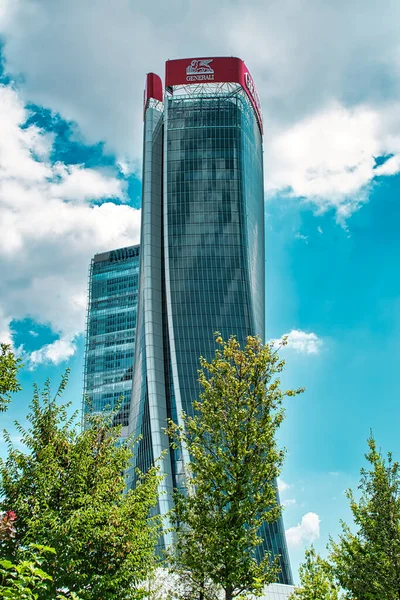 Milan, İtalya 08.03.2020: Gökdelenler Zaha Hadid - Generali Kulesi Çarpık Kule, Lo Storto Genel Merkezi Allianz Kulesi İl Dritto Şehir Hayatı 'nda