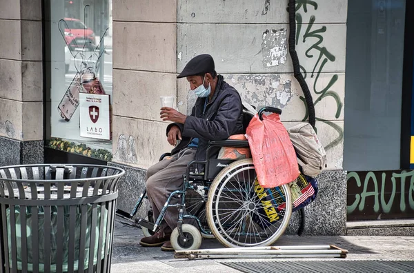 ミラノ イタリア08 2020 ミラノの路上でホームレスの人々 — ストック写真