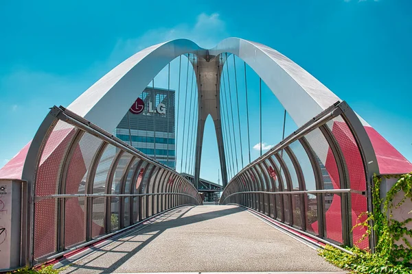 ミラノ イタリア 2020 ヴァレ広場とミラノのポルテッロ公園を結ぶ現代のサイクルと歩道橋 — ストック写真