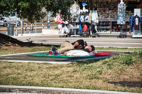 ミラノ イタリア08 2020 ミラノの路上でホームレスの人々 — ストック写真