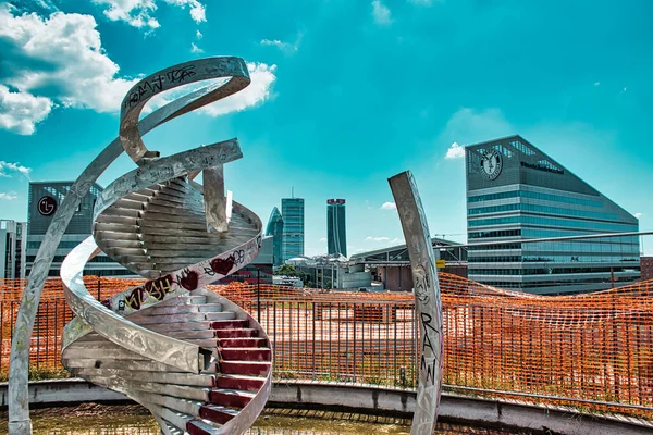Милан Италия 2020 Памятник Чарльзу Дженксу Вершине Спирального Холма Парке — стоковое фото