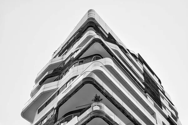 Milan, İtalya 08.03.2020: Milano 'nun Citylife semtindeki yeni ve modern Hadid konut kompleksi Zaha Hadid mimarı Tre Torri' nin yanında tasarlandı.