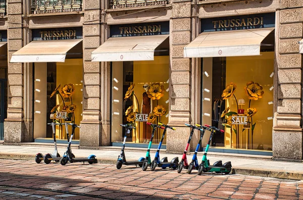 Milan Italie 2020 Parking Pour Scooters Électriques Devant Les Présentoirs Image En Vente