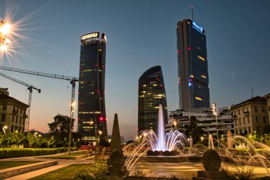 Milano, İtalya, 12.08.2020: Dört Mevsimin Renkli, çarpıcı Çeşmesi, Fontana delle Quattro Stagioni Jül Sezar Meydanı 'nda, Piazzale Giulio Cesare gece boyunca. Uzun pozlu fotoğrafçılık