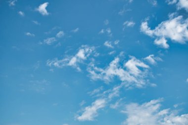 Güzel mavi gökyüzü, hafif kabarık sirrus bulutları arka plan dokularıyla