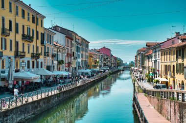 Milan, İtalya 08.16.2020: Naviglio Grande, Naviglio Grand Kanalı 'nın gündüz manzarası Milano' da restoran, bar ve insanlarla dolu