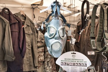 Milano, İtalya 08.16.2020: Milano 'da bir sokak pazarında gaz maskesi asmak