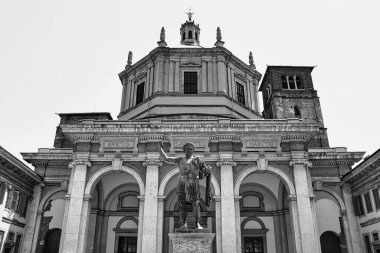 Milano, İtalya 08.16.2020: San Lorenzo Bazilikası, San Lorenzo di San Lorenzo 5. yüzyıldan kalma mozaiklerle dekore edilmiş bir sekizgen şapele ev sahipliği yapan görkemli erken Hıristiyan kilisesidir.