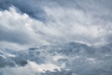 Güzel sirrus bulutlu parlak mavi gökyüzü arkaplan dokuları