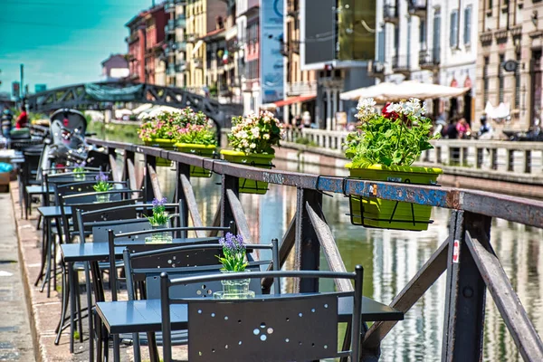 밀라노의 비글리 대운하 화분에 아름답고 낭만적 — 스톡 사진