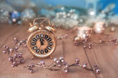 Mignight beş gösteren vintage saat ile tebrik kartı tasarımı