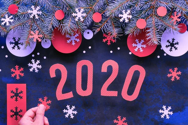 Fondo de Navidad o Año Nuevo con número 2020, ramas de abeto, re —  Fotos de Stock