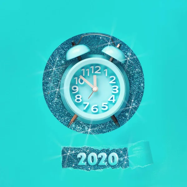 ¡Feliz Año Nuevo 2020! Reloj despertador en agujero de papel con espacio desgarrado f —  Fotos de Stock