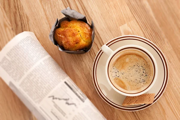 Café, magdalena y un periódico — Foto de Stock