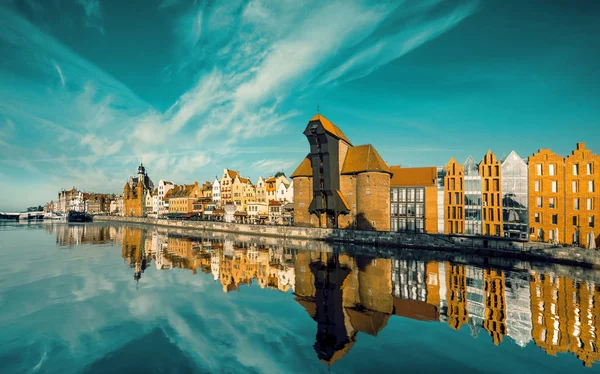 Paisaje urbano de Gdansk, vista al otro lado del río — Foto de Stock