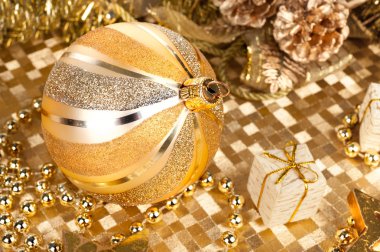 Altın xmas süslemeleri