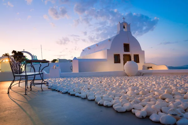 Lokala kyrkan i Oia byn i Santorini Island tidigt i mor — Stockfoto