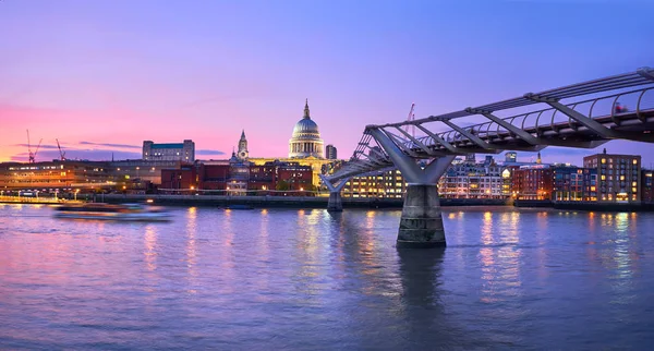 Londen bij zonsondergang, Millennium Bridge leidt naar verlichte — Stockfoto