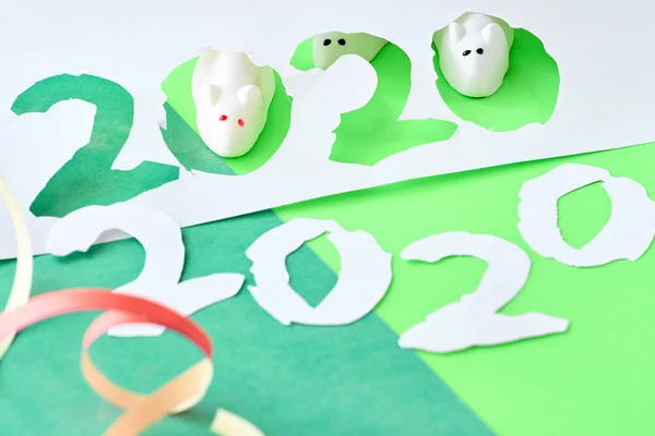 Ratones malvavisco mirando a través de recortar el número de papel 2020, feliz Año Nuevo del ratón ! —  Fotos de Stock