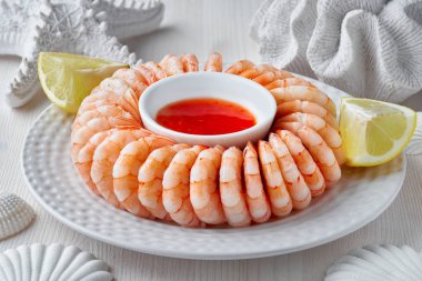 Hafif arka planda sause ile karides halkası yakın çekim 