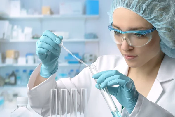 Jovem tecnologia ou cientista feminino realiza ensaio proteico — Fotografia de Stock