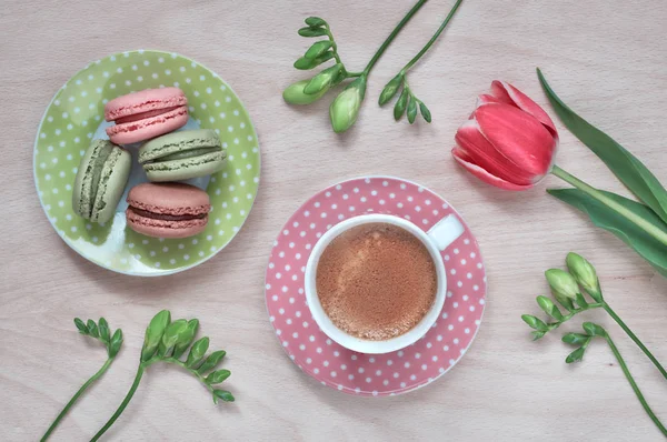 马卡龙，粉红色杯的浓缩咖啡，自由咖啡和粉红色郁金香，顶级 — 图库照片