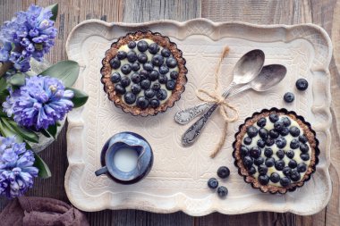 Bir c üzerinde vanilya kreması ile kepekli yaban mersini tart üst görünümü