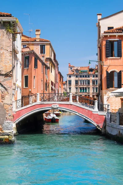 Casas antiguas y vías fluviales en el centro de Venecia en Italia — Foto de Stock