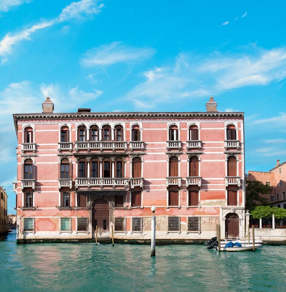 Casa velha por Canal Grande em Veneza — Fotografia de Stock