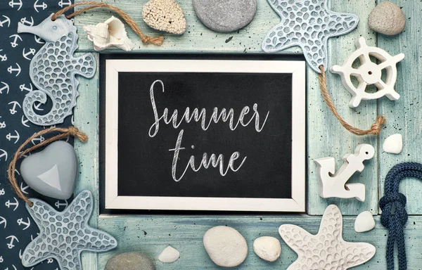 Pizarra con texto tiza "Hora de verano", con conchas de mar, cuerda — Foto de Stock
