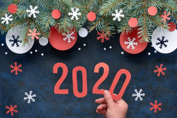 Número de mano 2020, fondo de Navidad con ramitas de abeto decoradas en la oscuridad —  Fotos de Stock