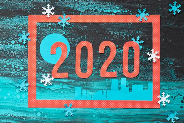 Fondo de Navidad en azul, rojo y negro, vista superior sobre marco rojo y número 2020 sobre fondo abstracto de invierno con copos de nieve —  Fotos de Stock