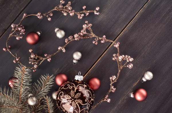 Fondo de Navidad con guirnalda floral brillante y bau de Navidad —  Fotos de Stock