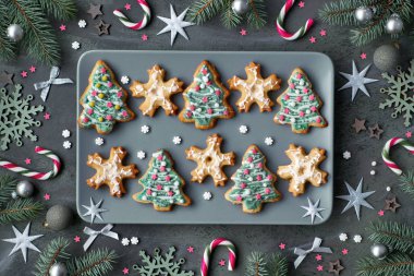 Noel ağaçları ve kar taneleri o şeklinde Xmas çerezleri Plaka