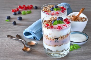 Müsli ve çilekli yoğurt, nötr odun üzerine sağlıklı tatlı