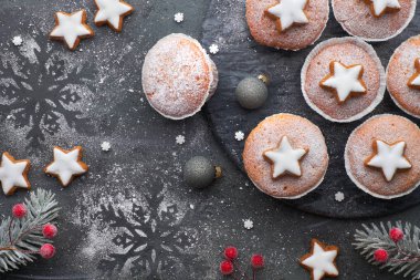 Şeker serpilir muffins ve Noel ile masanın üst görünümü
