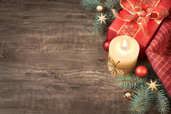 Composizione angolare con cande, confezione regalo e decorazione natalizia — Foto Stock