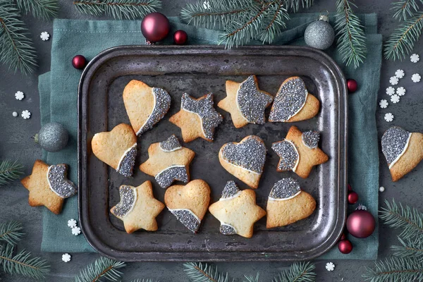 Jul bakgrund, Flat Lay med Xmas cookies i form av HEA — Stockfoto