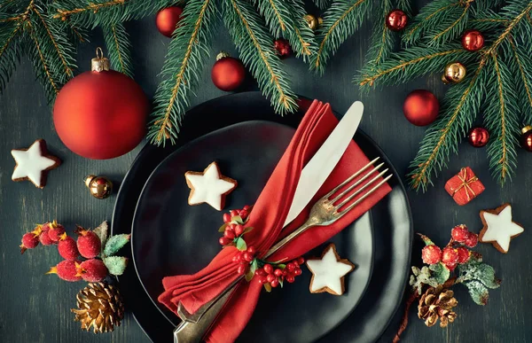 Zwarte borden en vintage bestek met kerstversiering in g — Stockfoto