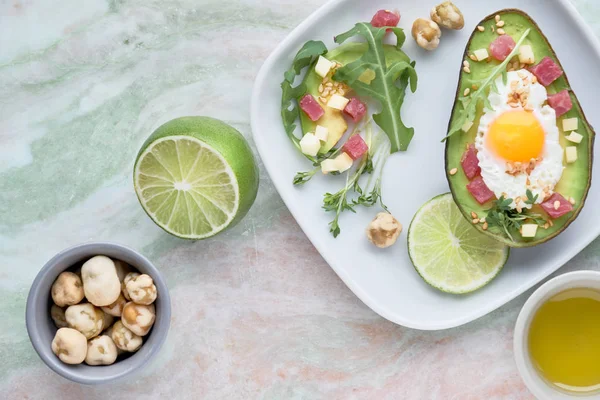 Gebakken avocado boot met ham blokjes, kwartel ei en kaas geserveerd w — Stockfoto