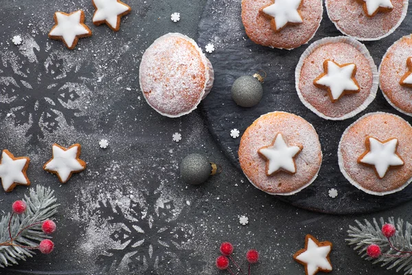 Top utsikt över bordet med socker-stänkade muffins och jul — Stockfoto