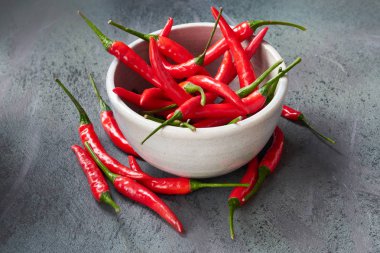 Koyu textu üzerinde seramik kase kırmızı acı biber closeup