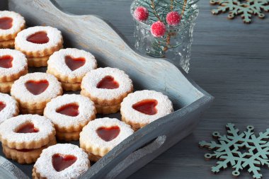 Str ile dolu geleneksel Noel Linzer çerezleri yakın çekim