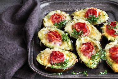 Keto diyet çanak: Gevrek pastırma ile Avokado Tekneler, eritilmiş peynir 
