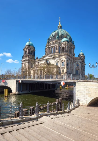 Cattedrale di Berlino, o Berliner Dom in un giorno luminoso — Foto Stock