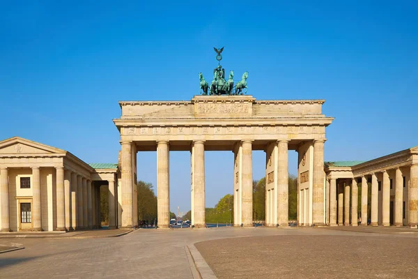 Puerta de Brandeburgo en Berlín, Alemania, en un día brillante — Foto de Stock